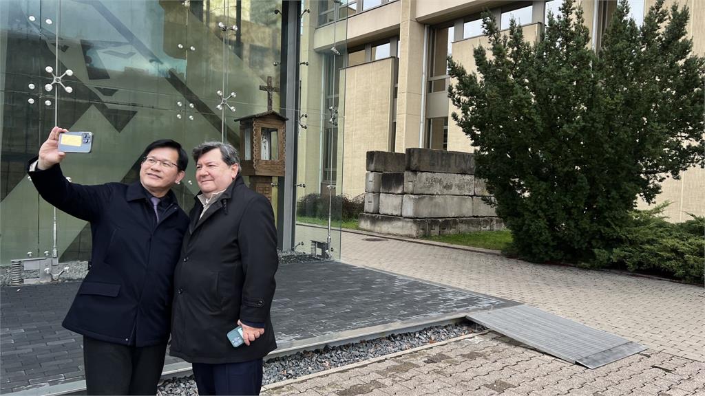 快新聞/赴立陶宛國會紀念碑致敬 林佳龍:讓自由的花永遠綻放