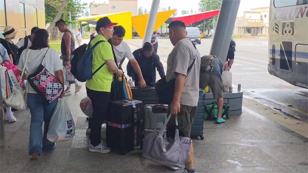 大雨攪局飛機又異常　澎湖返台8航班延誤　旅客擠爆機場