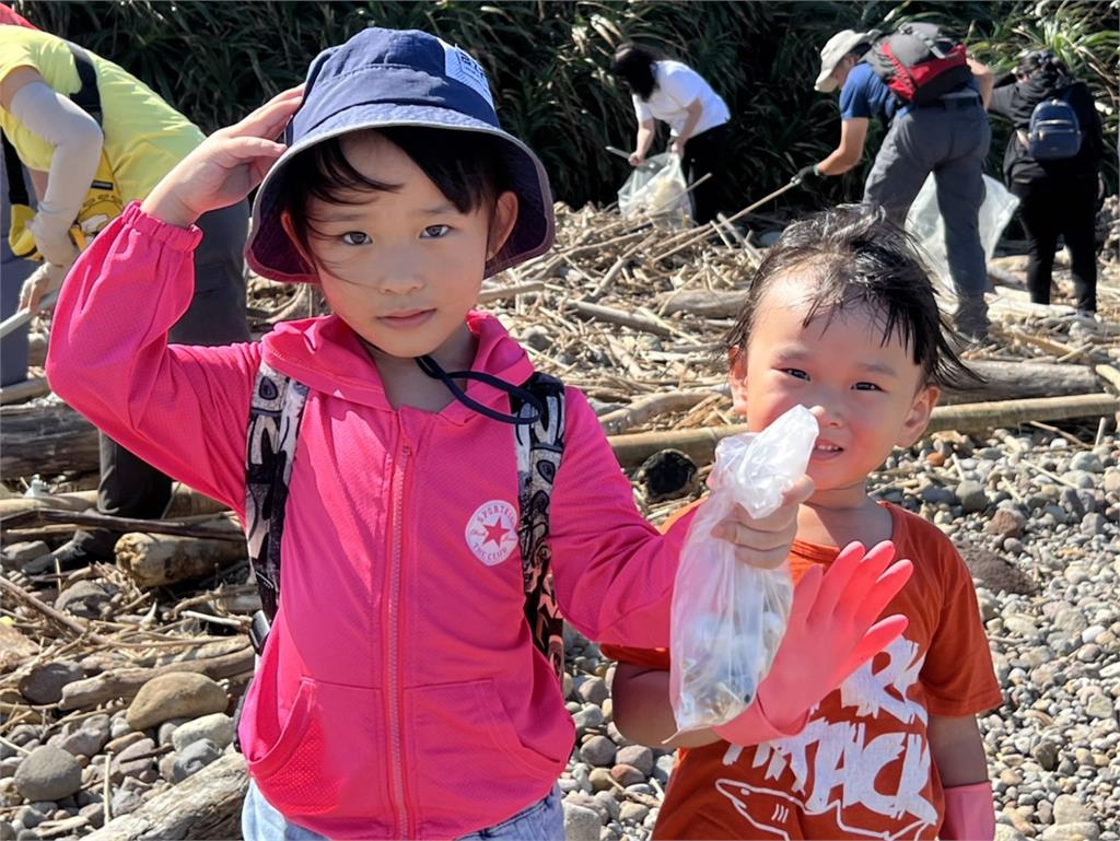 颱風過境東北角沿海垃圾爆多 森崴能源動員百名員工淨灘