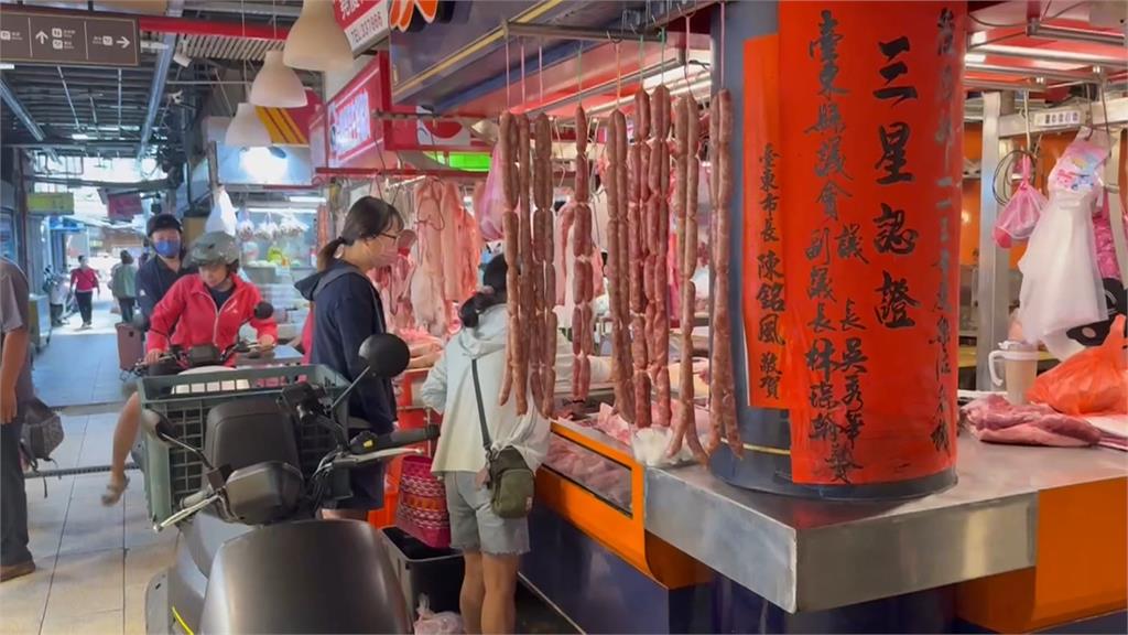 非洲豬瘟攤商「15天沒收入」 市場開市陳瑩獻上補助金