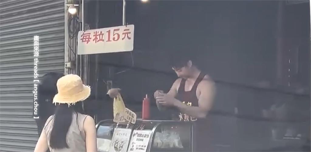 房仲斜槓水煎包店員 「穿背心秀肌肉」站煎台成活招牌