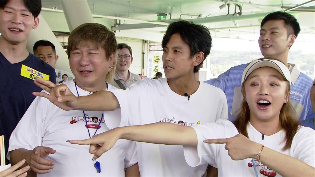 胡瓜現身富基漁港開吃！楊繡惠、董至成互相搶食