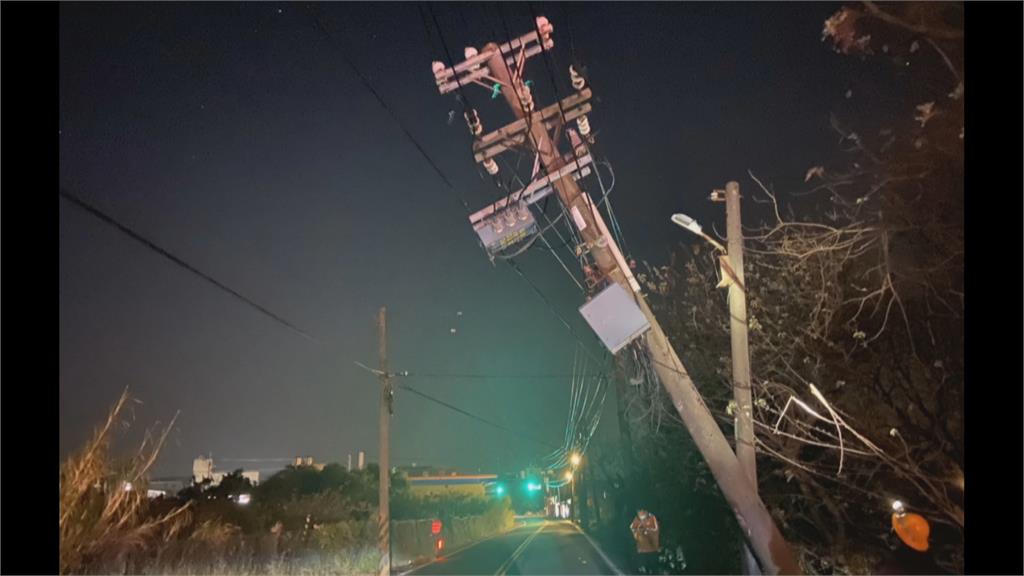 裝甲車擦撞電線桿　造成楊梅地區277戶停電