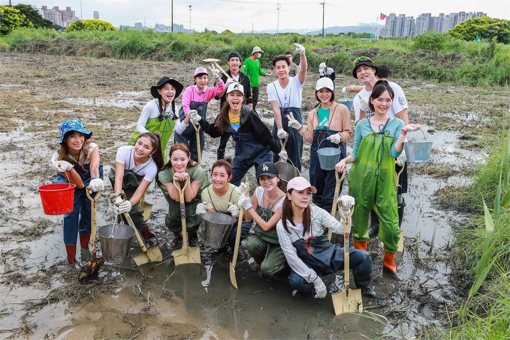 鳳凰藝能20週年慶安排公益行 第一站進濕地摘除外來種植物