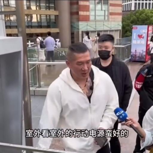 館長見中國「行動電源租借」驚嘆超方便!網吐槽他健身房早就有:演什麼原始人