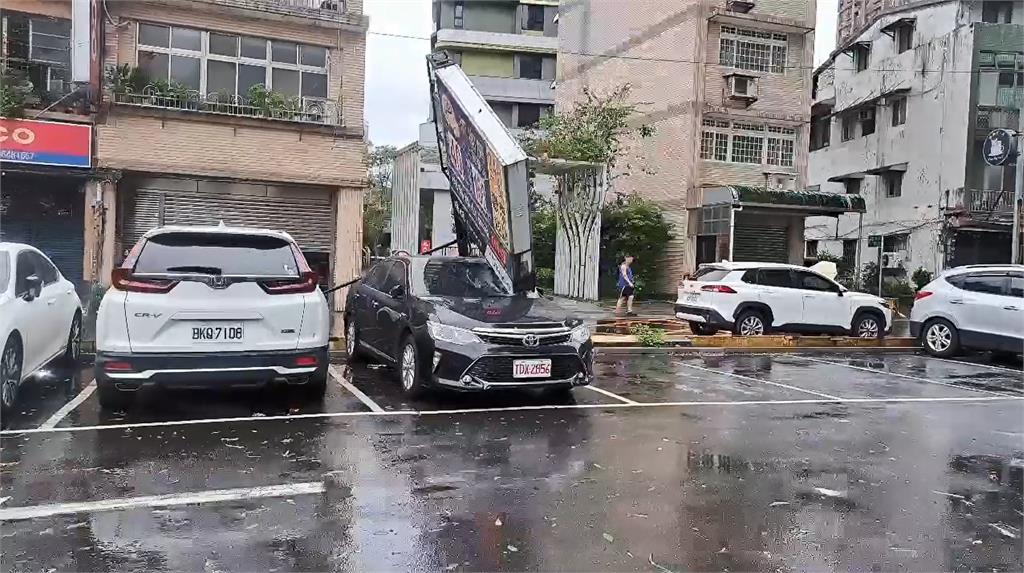 新北汐止地下道防颱關水門 疑視線不佳騎士直撞慘摔
