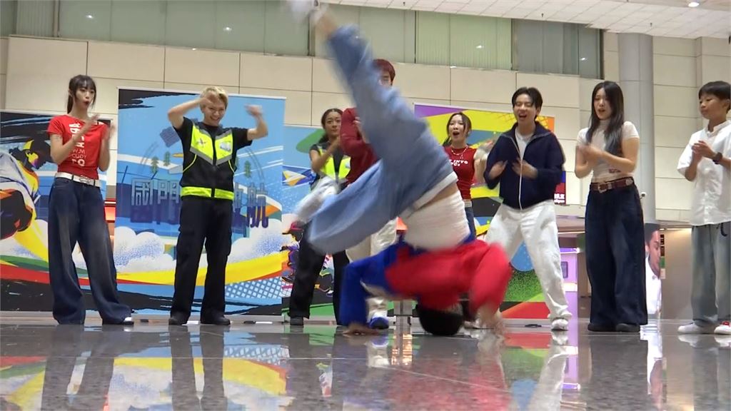 國慶快閃迎客！　桃機溫馨傳遞「歡迎回家、雙十快樂」祝福
