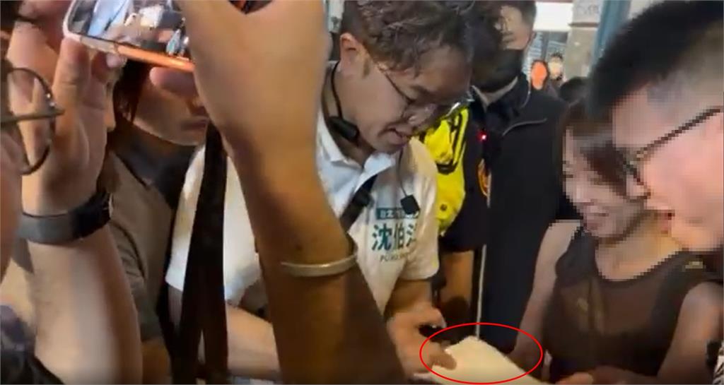 沈伯洋掃街變「證婚人」！學妹遞結婚書約求簽名…他「1舉動」網讚爆：暖到心坎裡