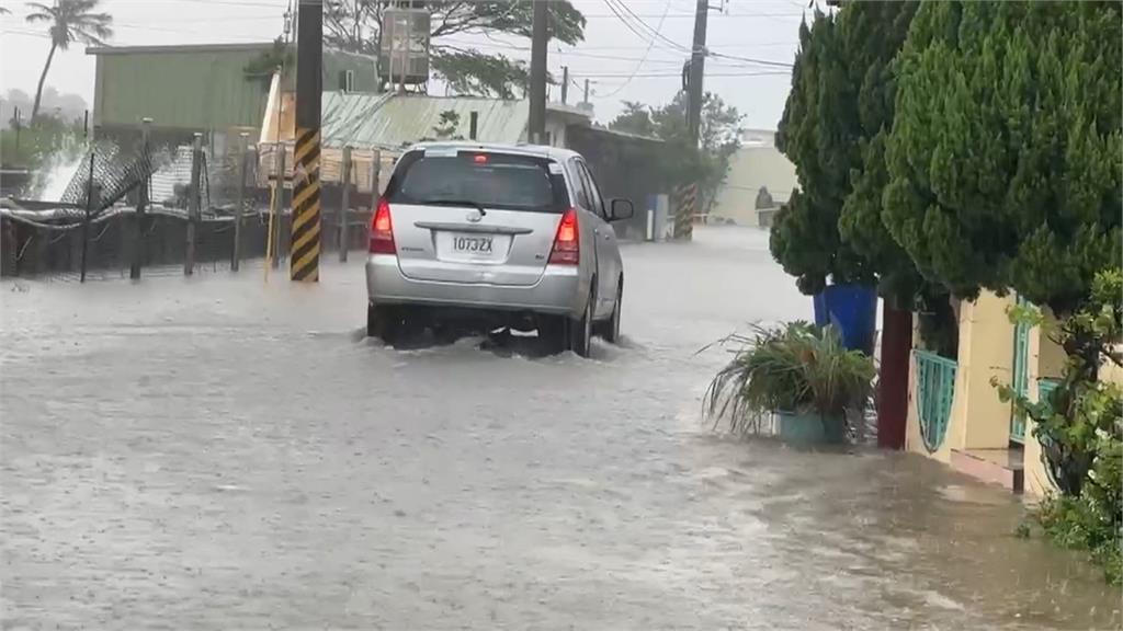 豪雨不斷！　洪水灌進屏東枋寮　民宅、村莊道路緊急封閉