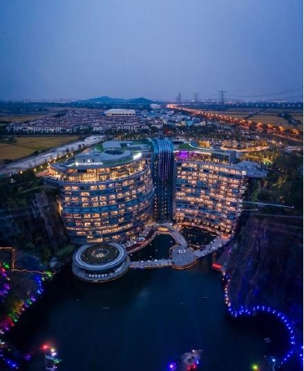 地底88公尺「建築奇蹟」上海網紅酒店撐不下去？開業3年傳百億求售