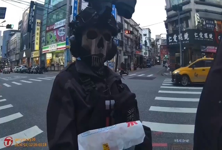 憂北捷攻擊再上演！　女穿「戰術裝」cosplay上街民眾嚇壞