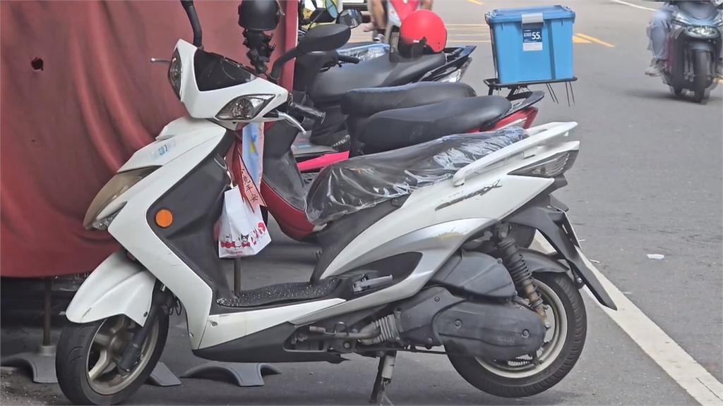 這樣也敢偷！「車鑰匙沒拔」進店購物　竊賊偷走筆電.禮盒