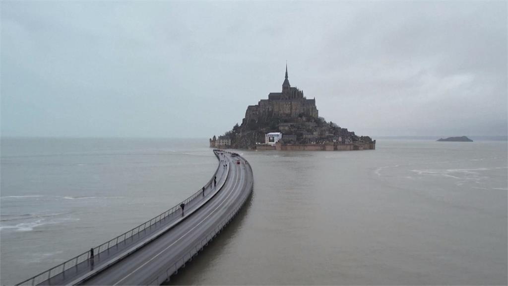 法國「隱世孤島」漲潮限定美景 遊客擠爆欣賞奇景
