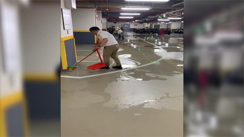 才完工一年多！北市社宅大廳積水　地下停車場天花板成「瀑布」