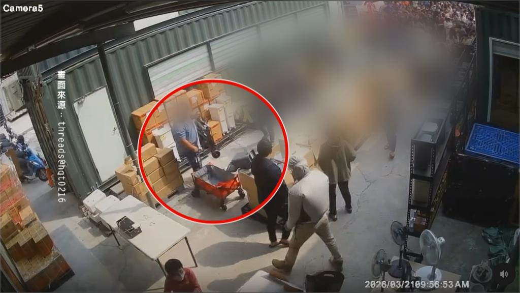 公司廠拍特賣！　現場民眾搶便宜爆發拉扯亂象