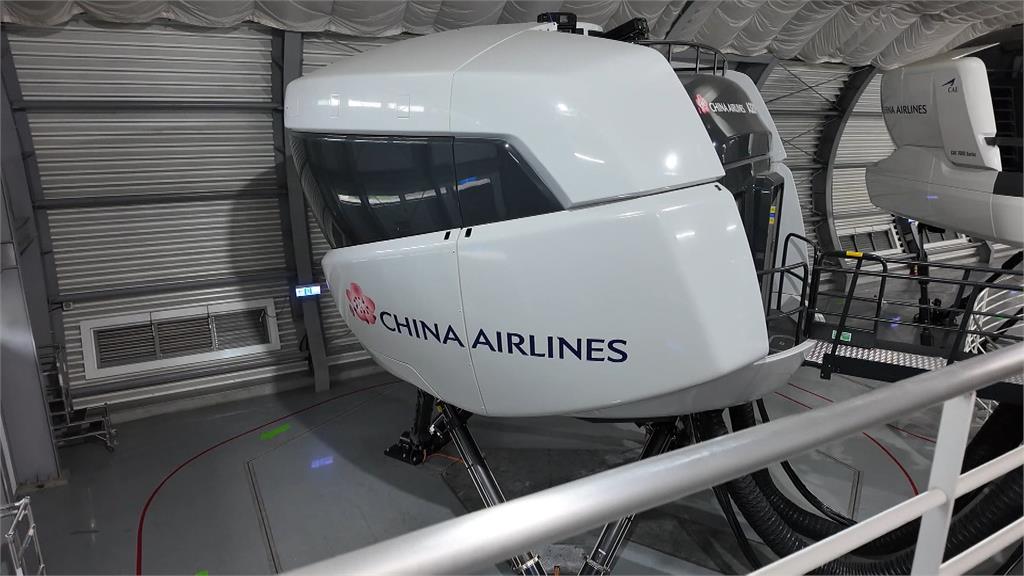 2026華航再加6架A321！　董事長高星潢親駕模擬機仍寶刀未老