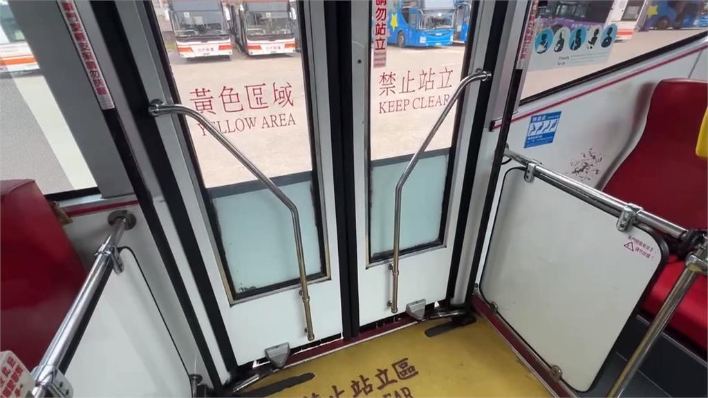 公車人多到站立黃色禁站區　後車門竟未關！全車滿座驚險上路