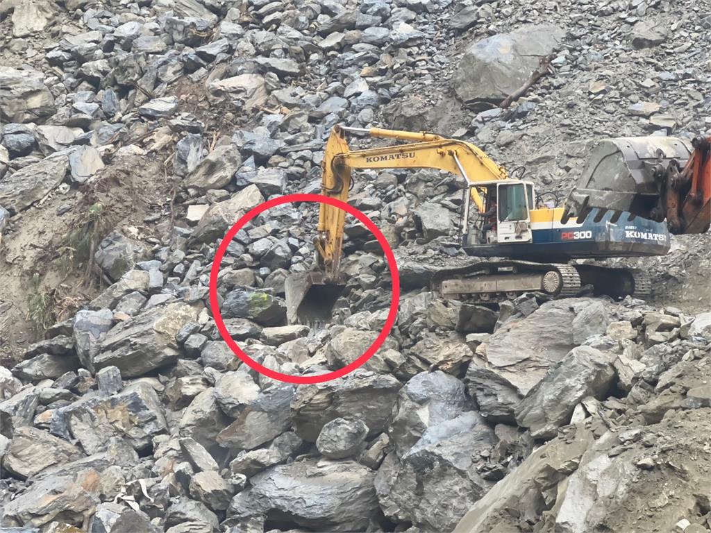 快新聞/發現砂卡礑第五具遺體「已脫困」! 游姓一家五口疑全找到