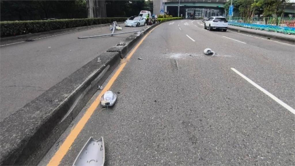 台中轎車撞上分隔島「燈桿斷裂」　苗栗轎車「開輔助駕駛」國道撞上緩撞車
