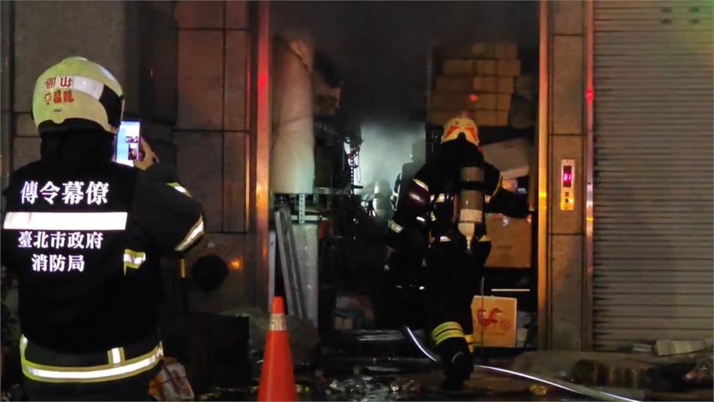 快新聞／市民大道暗夜惡火！露營用品店遭祝融　住戶緊急疏散