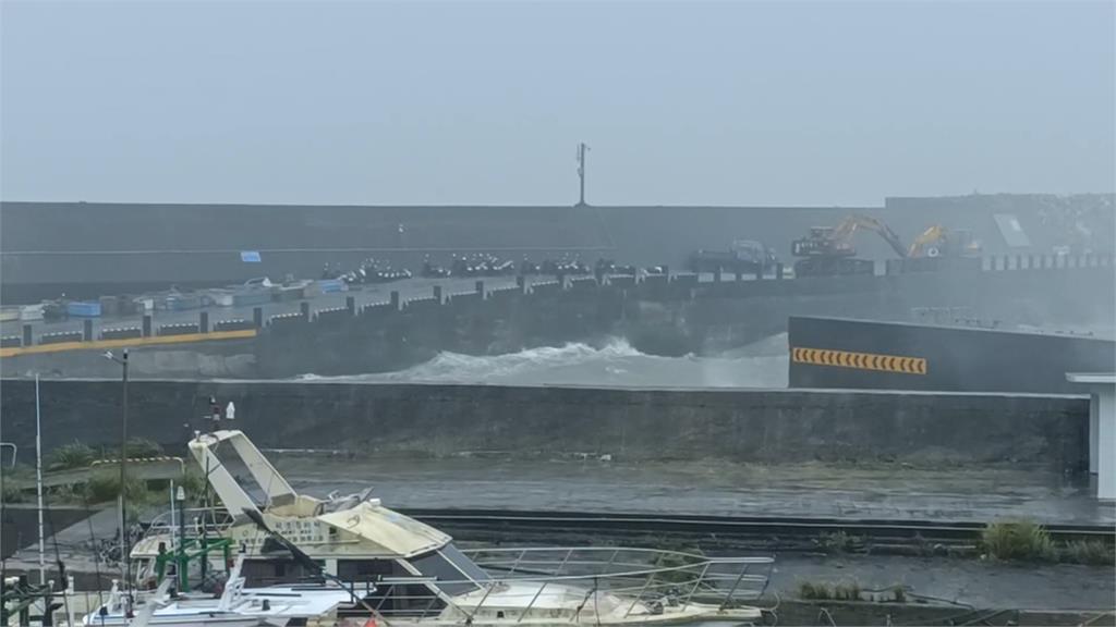 「海葵」強勢登陸！綠島災情不斷　民眾目擊民宿被吹飛