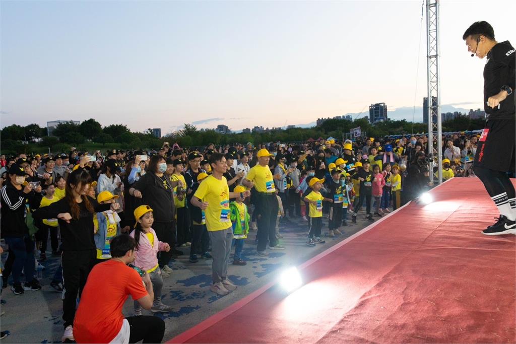 快新聞/陪寶可夢一起跑步!1.3萬人湧中央公園 「IP路跑」成新趨勢