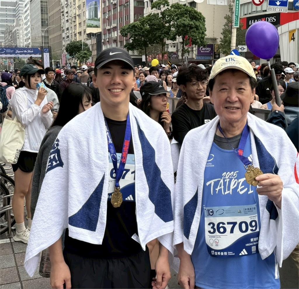 帥兒陪跑台北馬拉松 費鴻泰父子併肩完賽