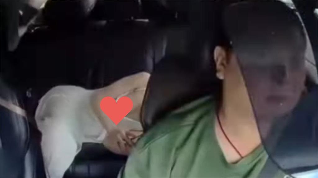 正妹累趴倒頭就睡「上身整座安全氣囊」掉出來!司機猛看忘停車「無碼片瘋傳」