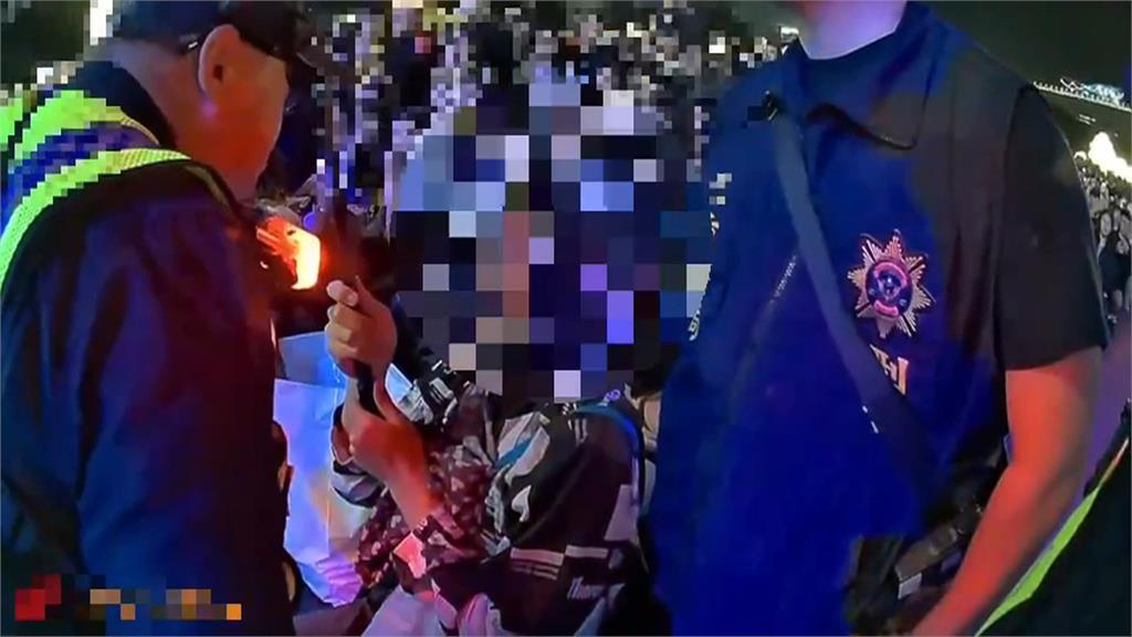 不滿新北燈會沒坐到好位子！　男子竟搬椅擋逃生通道