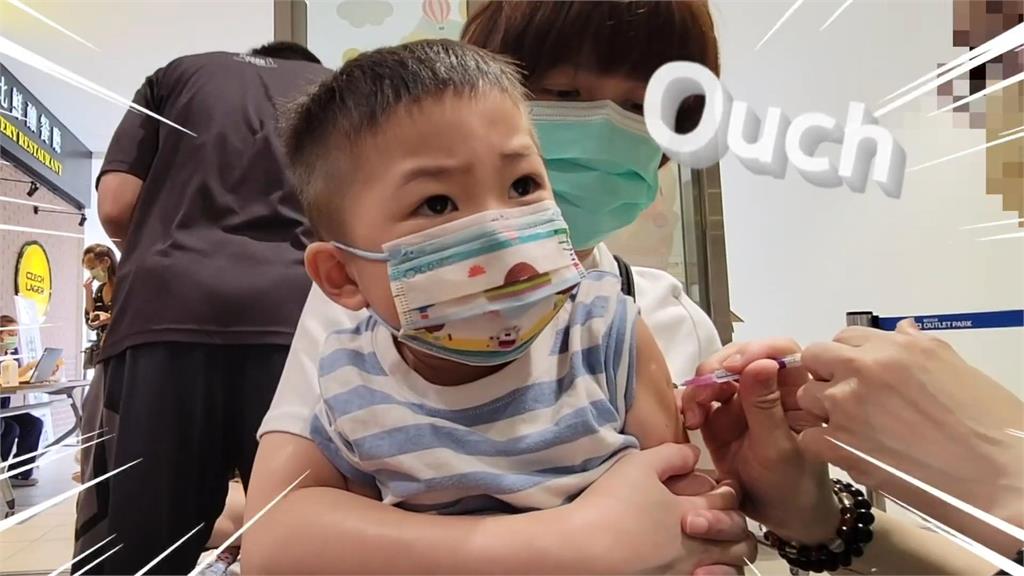 超勇敢！3歲兒接種疫苗僅皺眉　超淡定反應讓父母驚呼：太強了吧