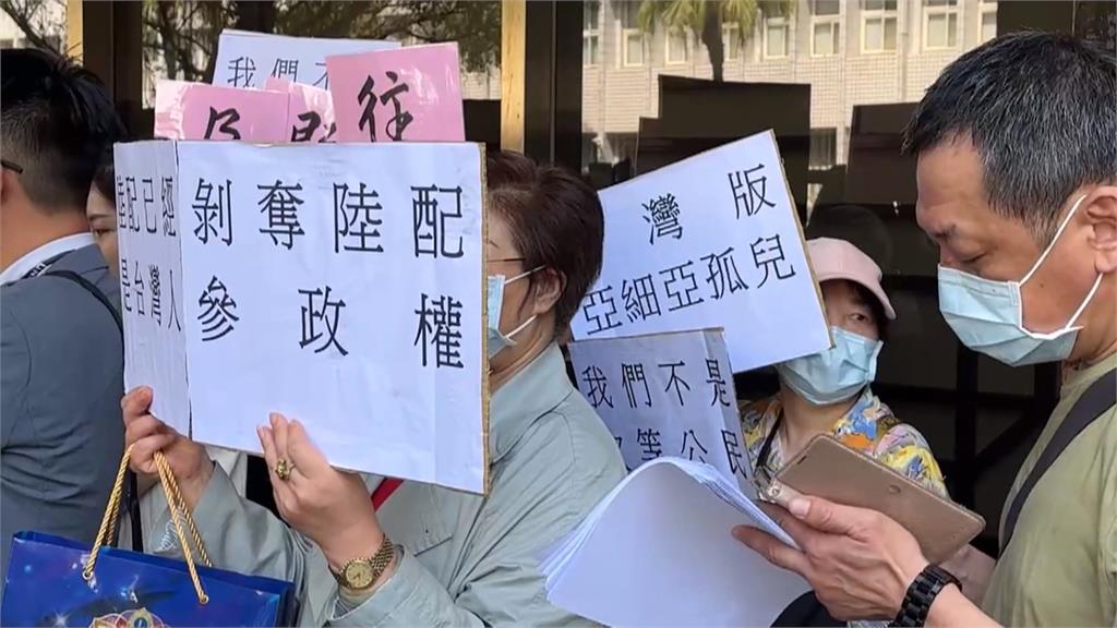 卸任兩年沒放棄中籍被溯及解職 中配議員告官求償百萬
