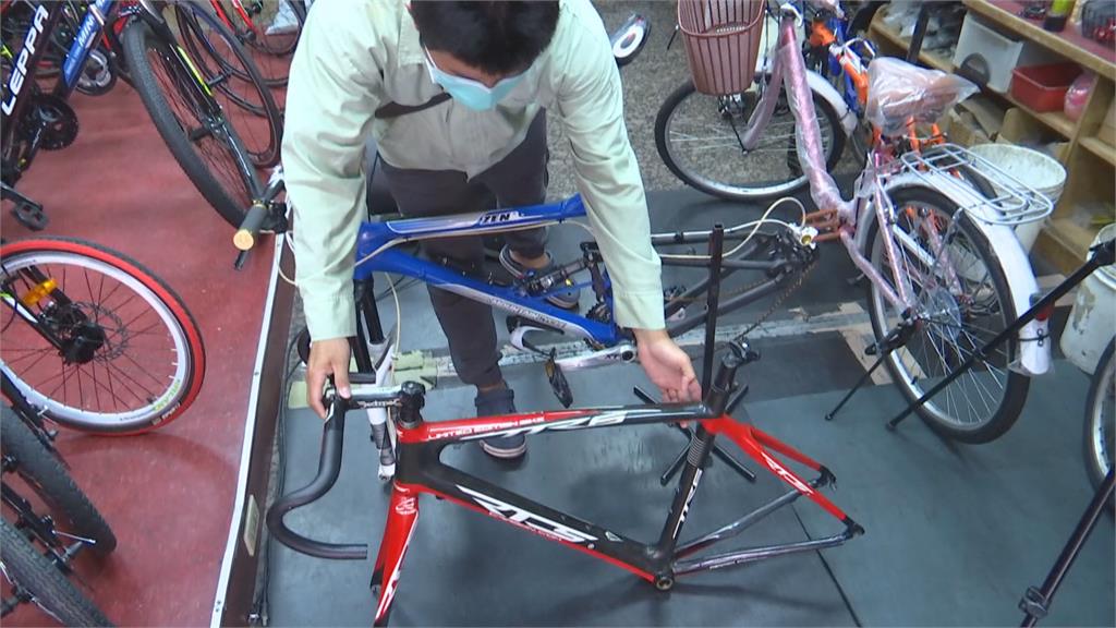 好慘!男駕廂型車掛8自行車 卡在涵洞全變形