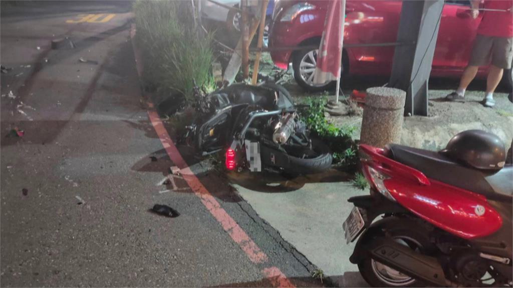 機車撞轉彎轎車 後座乘客噴飛傷重不治 波及等紅燈騎士