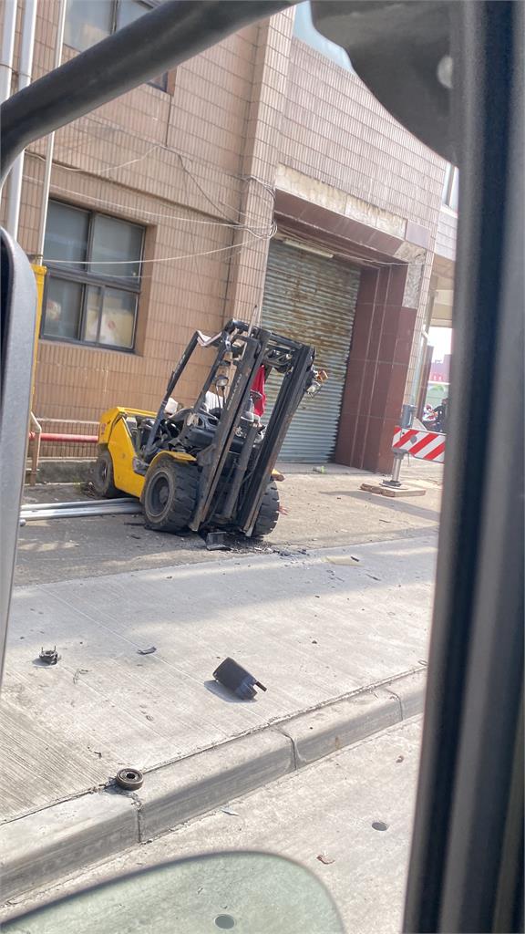 快新聞／高雄海霸王驚悚工安意外！　男性工人「連人帶車」摔下4樓不治