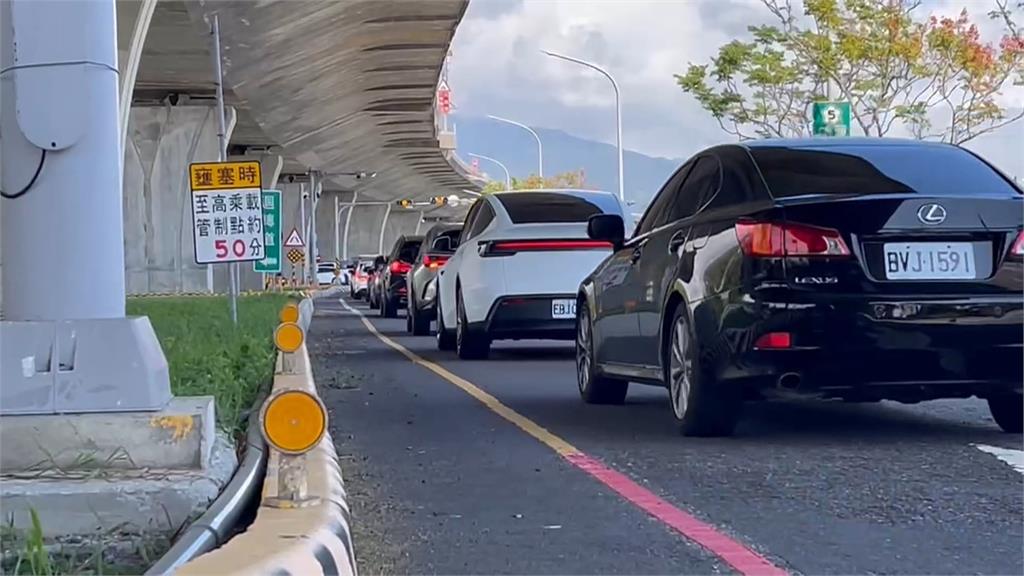 鏟子超人雪隧內翻車「奇蹟回正」 目擊者:好心人平安無事