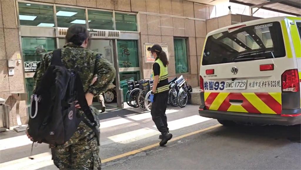 最新／五楊高架桃園段4車連環撞！軍車撞遊覽車釀11傷　女司機一度受困