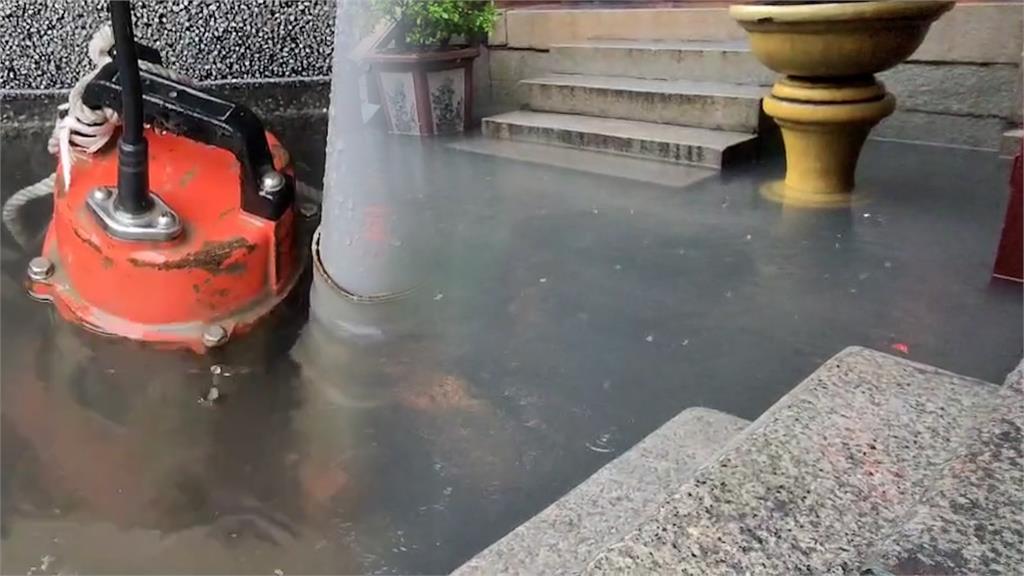 只有廟內淹！短暫豪雨轟炸彰化　鹿港天后宮「天公爐、神桌」又泡水