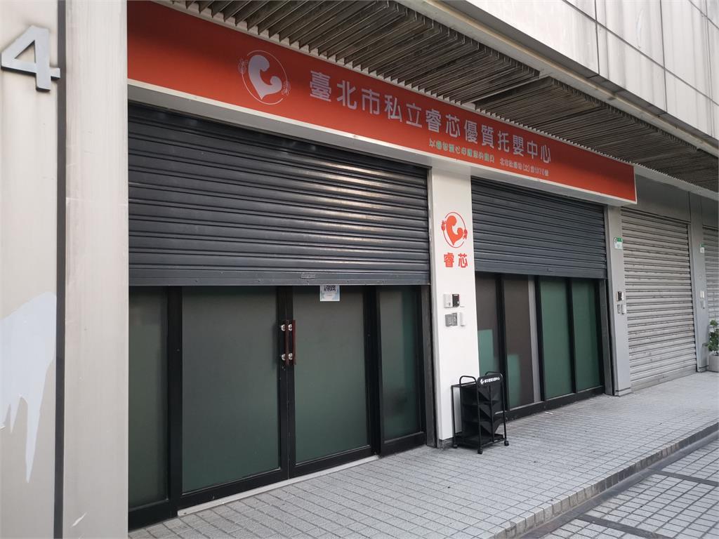 狼師案引發民怨 男子半夜對園區鐵門噴漆不雅字眼
