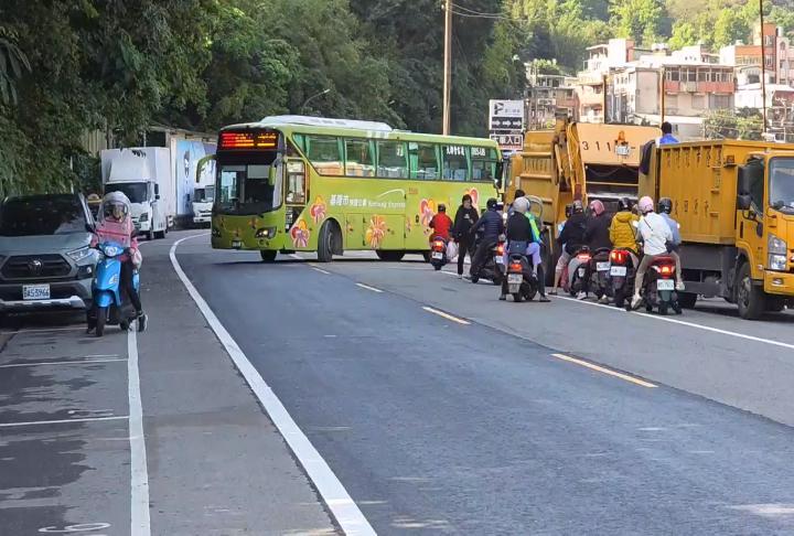 丟完垃圾直接迴轉！ //基隆垃圾收集點車禍頻傳