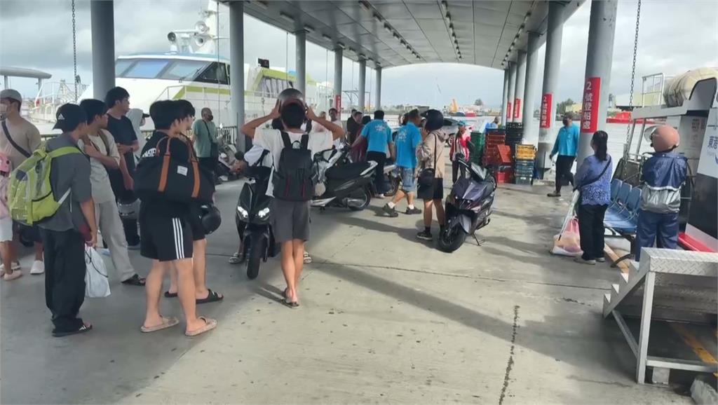 滯留鋒面！東琉線明日全日停航　居民搶時間運物資、小琉球旅客返東港