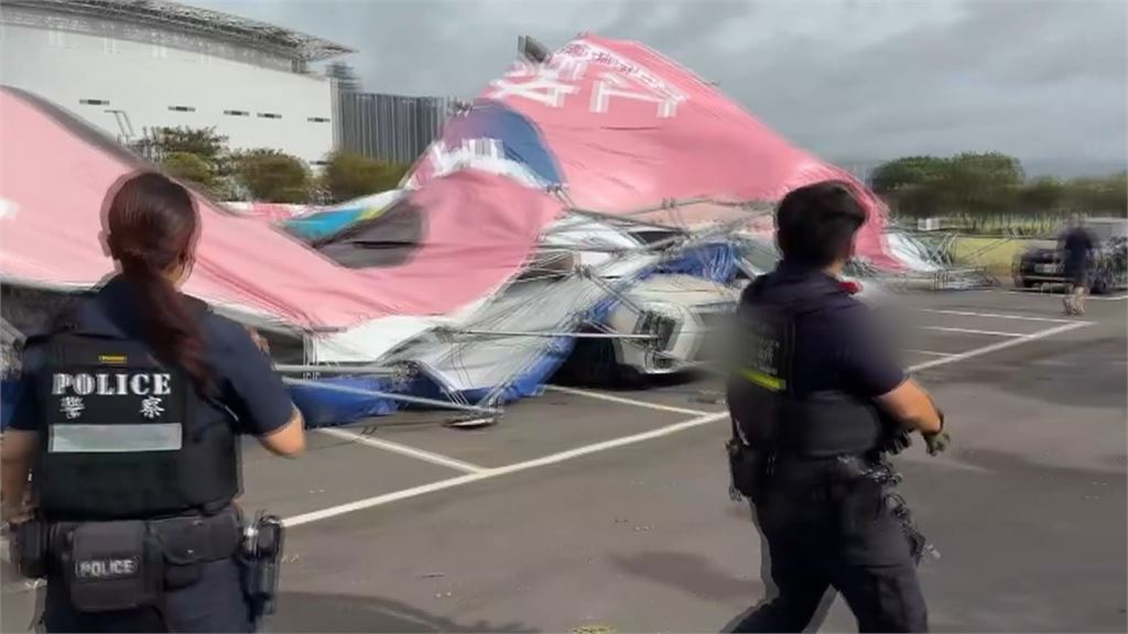 競選看板倒塌砸爛8車　黃馨慧電話回應惹議　網友怒洗版「嘟嘟嘟」
