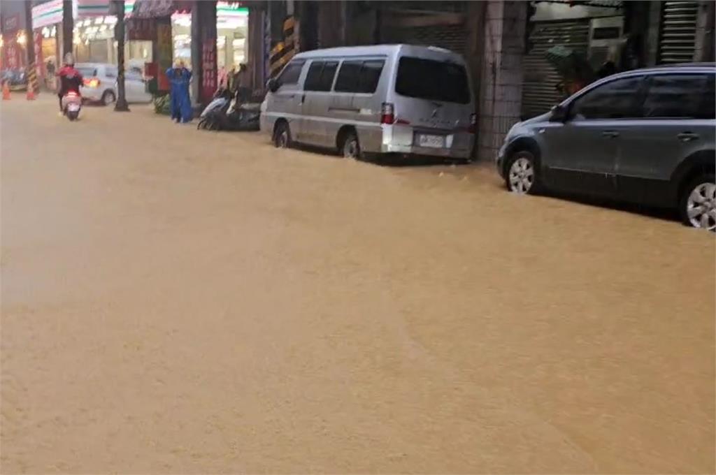 雨彈炸基隆！道路淹成「黃河」　民眾苦中作樂「甩竿釣魚」