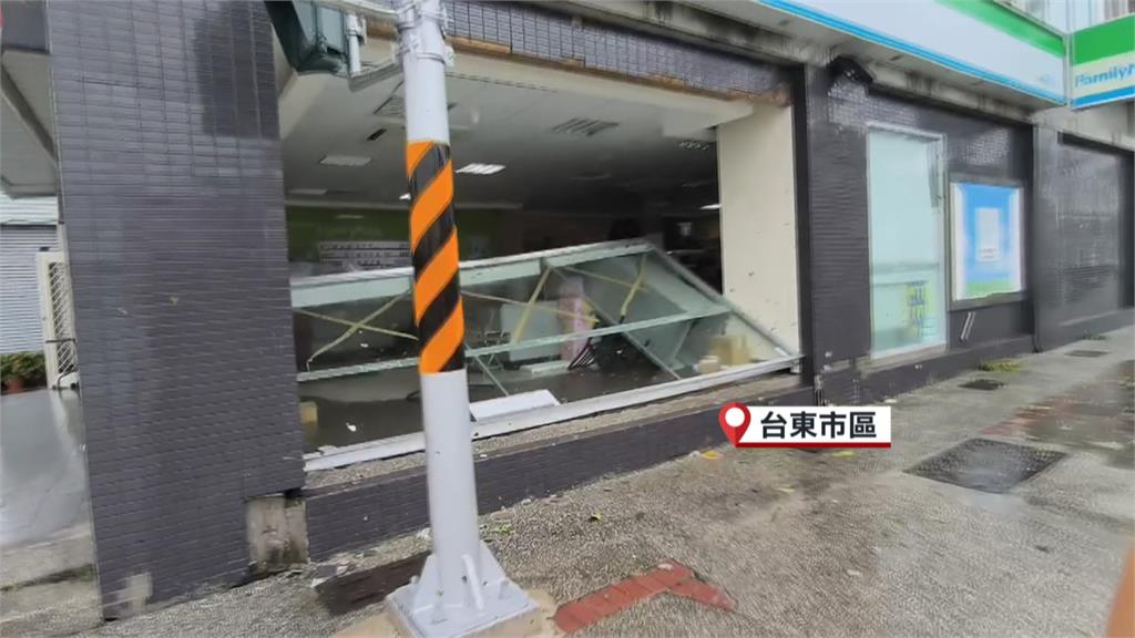 楊柳颱風／楊柳過境台東災情不斷！　小貨車、鐵皮屋頂都被吹翻
