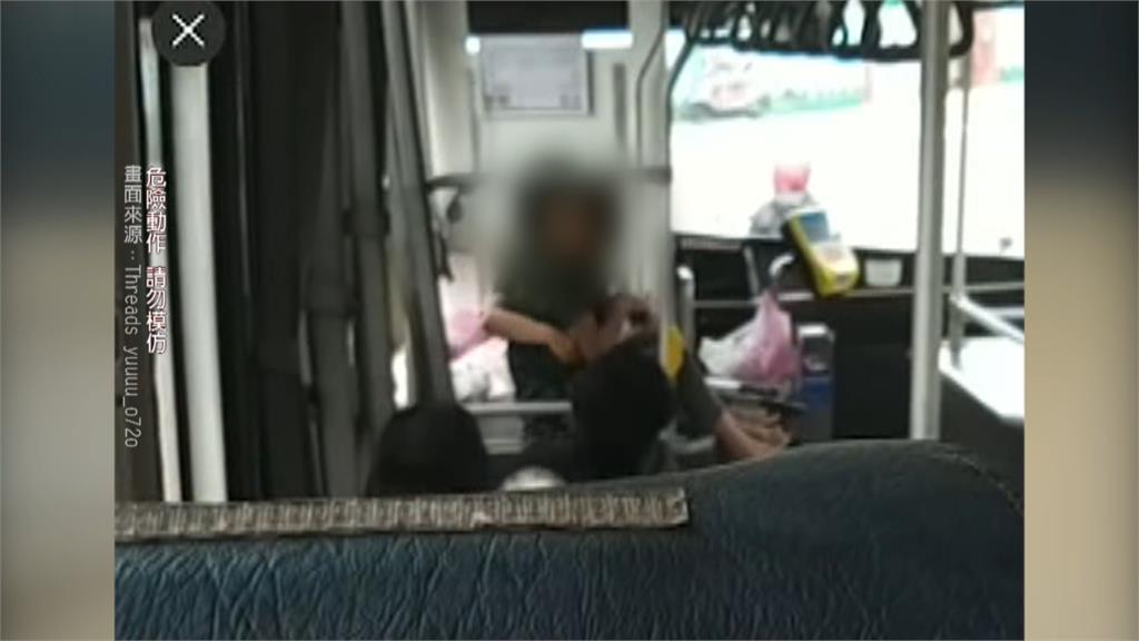 台中公車駕駛戴娃上班 孩子「倒掛把手桿」超危險