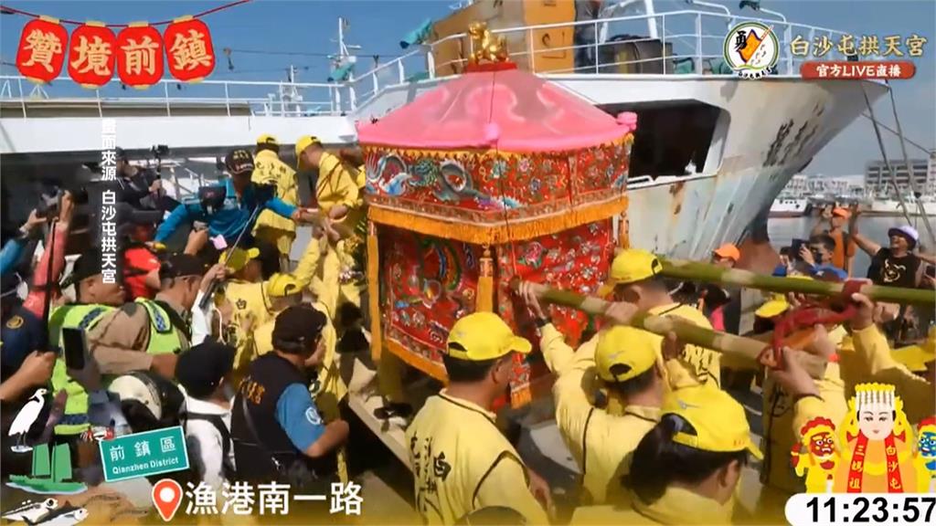 粉紅超跑白沙屯媽祖高雄遶境 信徒擠爆現場 等待鑽轎底