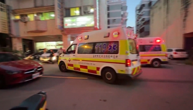台中社區大樓火警濃煙狂竄　住戶摀口鼻求救