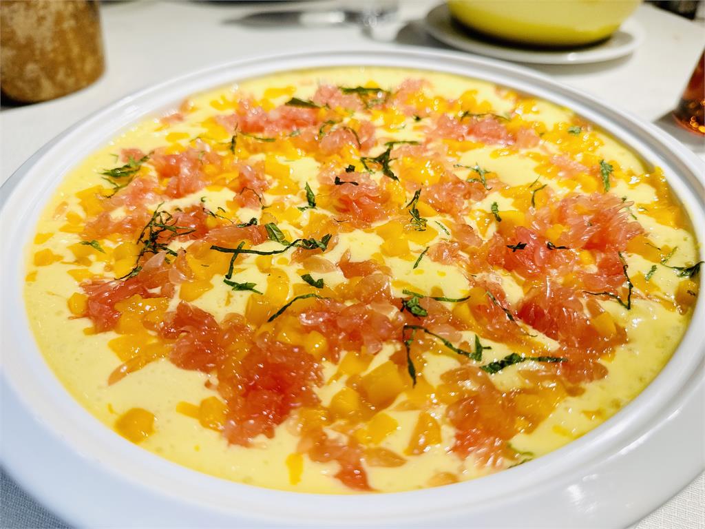 多圖/林百里揪黃仁勳「AI晚宴」19道料理全開箱!隱藏版包場菜單獨家揭密