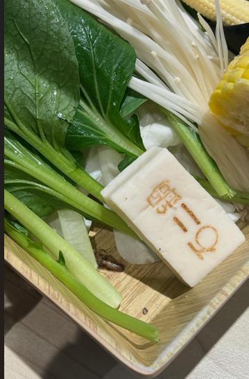 快新聞／超噁！知名連鎖火鍋店遭爆「活蟑螂在菜盤下蛋」　業者認了急道歉