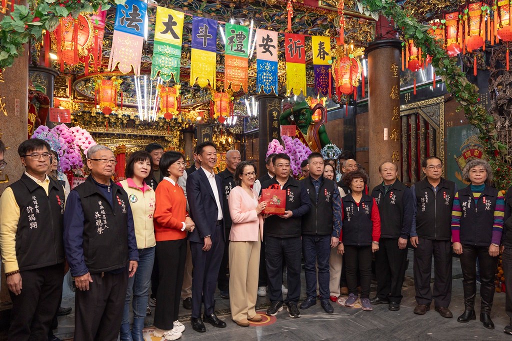 快新聞/鐵人行程!蕭美琴狂跑5宮廟發福袋 拱天宮民眾大排長龍冒雨領取