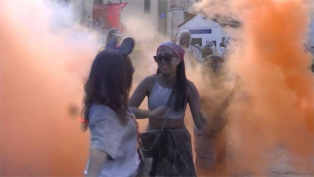 希臘小鎮「麵粉大戰」開打　民眾嗨砸狂歡